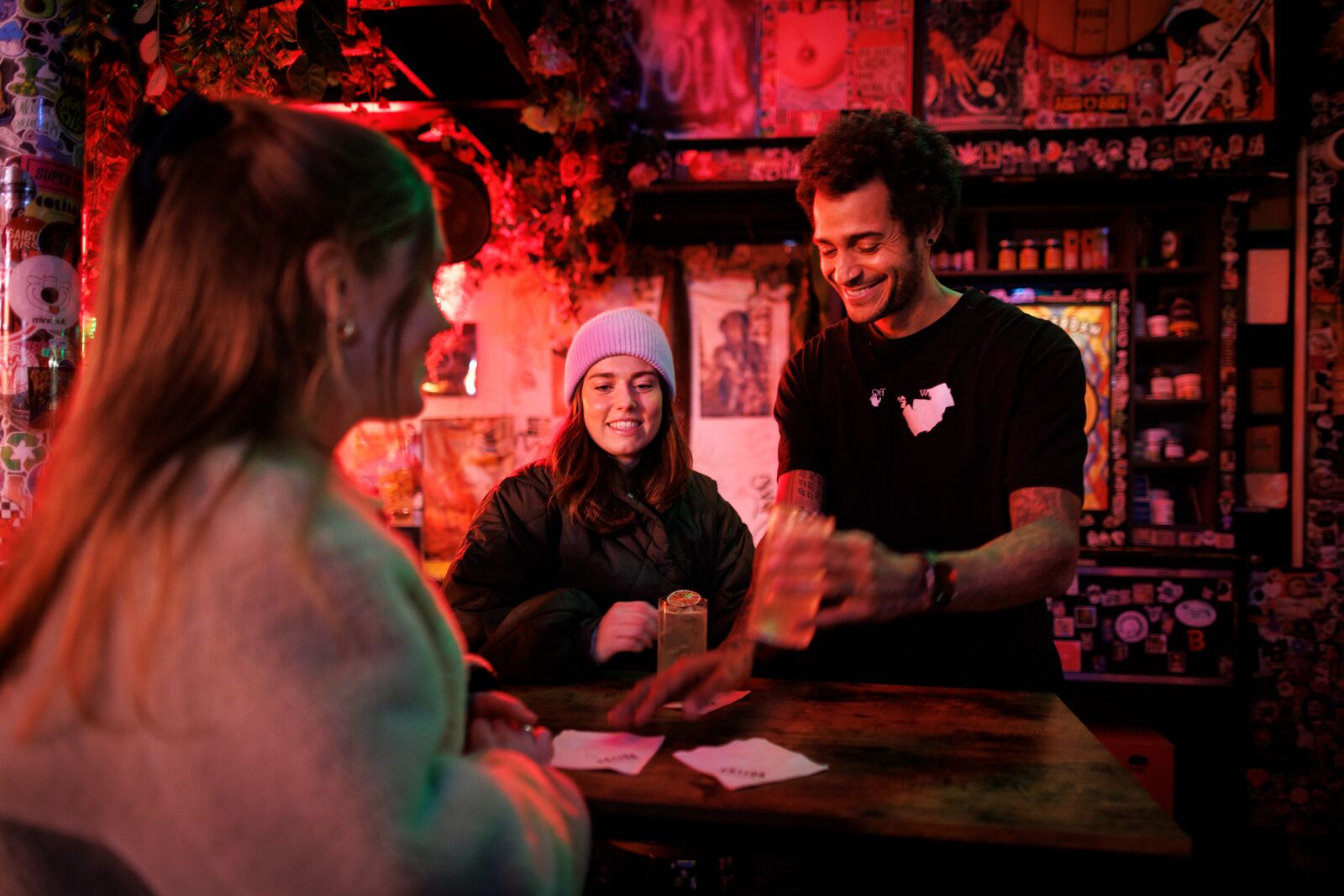 Gastheer serveert wandelaars aan de bar